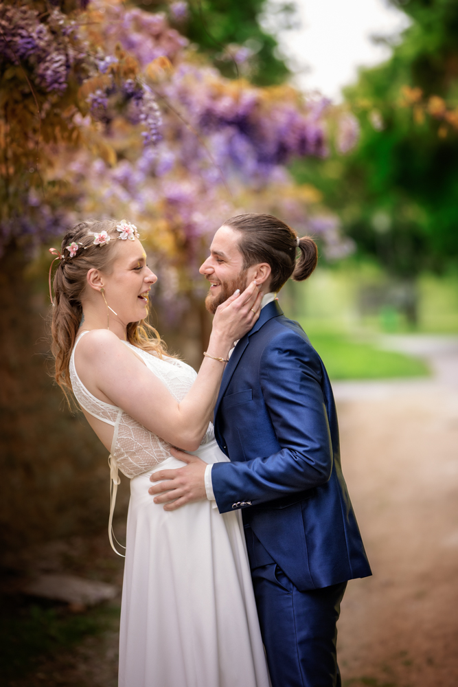 Fotograf Trier Hochzeitsfotograf Brautpaar küsst sich blauer Anzug