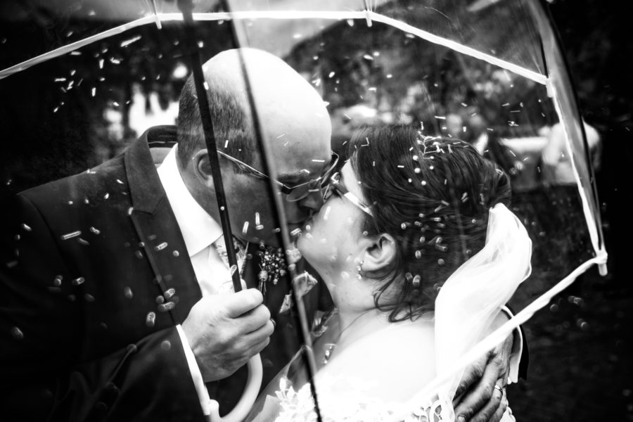 Hochzeit Brautpaar Schirm Regenbild Kussbilder Trier Bitburg Luxemburg