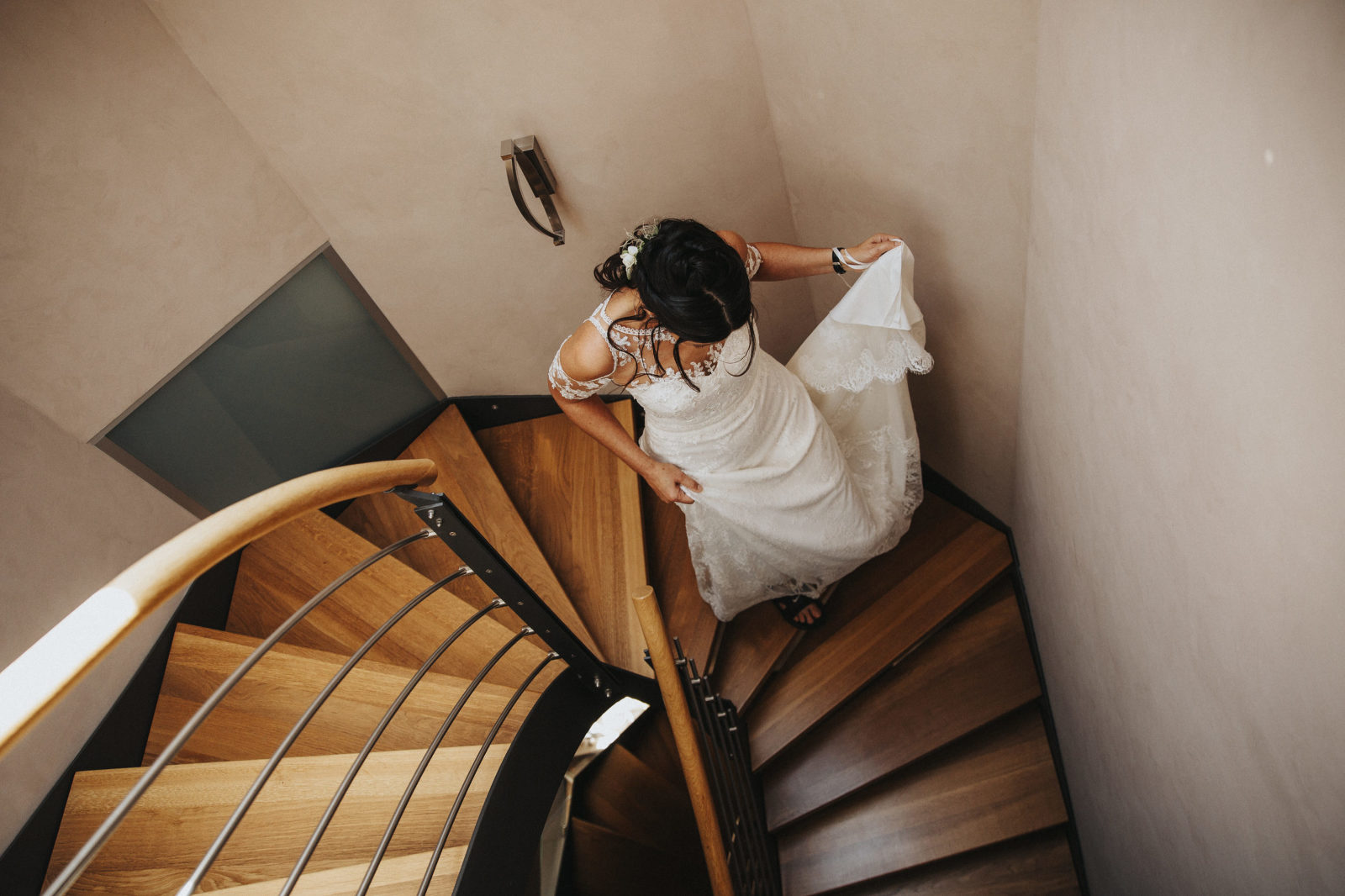 Braut geht Treppe runter