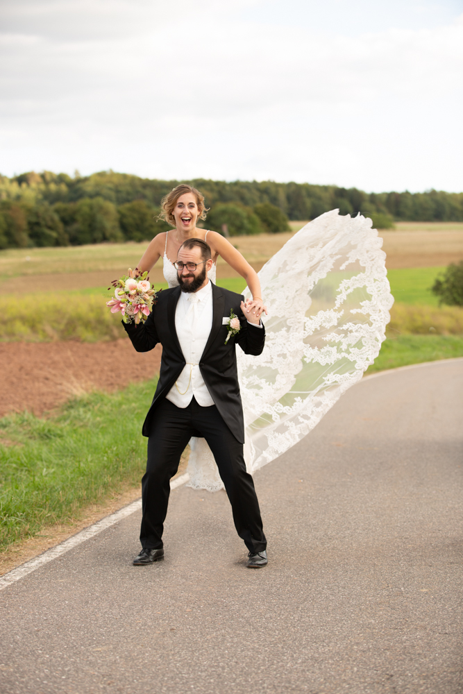 Hochzeitsfotograf Trier Springende Braut Brautpaarshooting Wiese Kuss Bohokleid Bohohochzeit Leiterbild