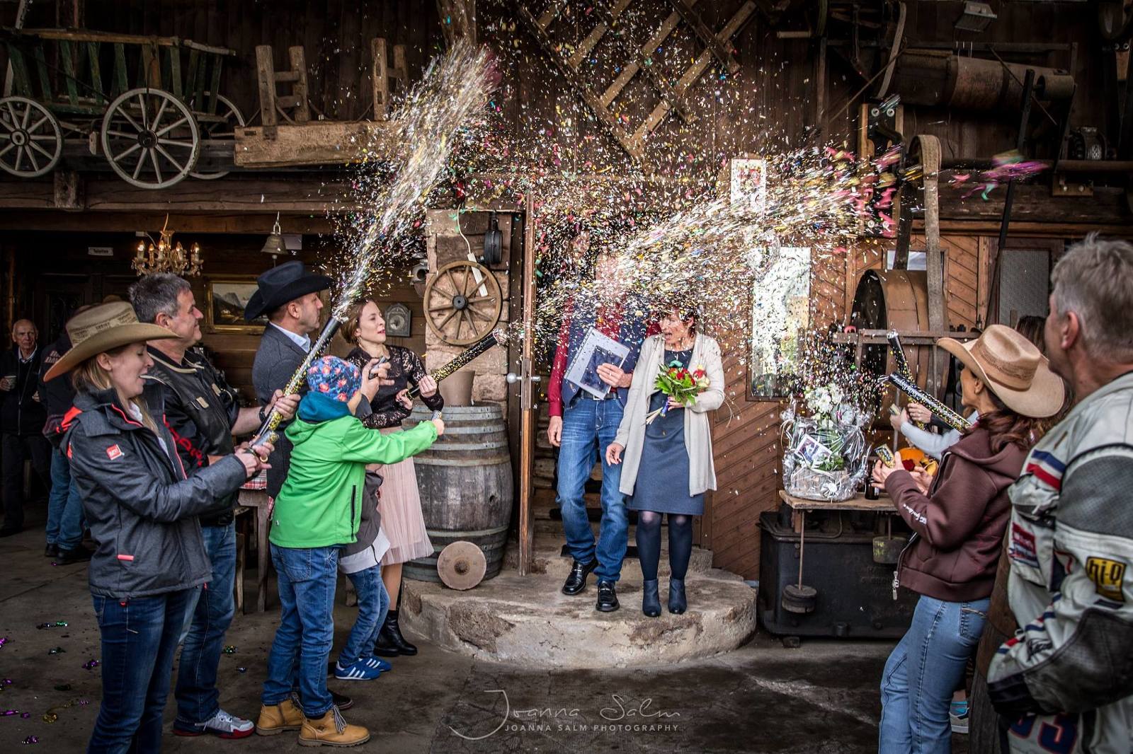 brautpaar konfettikanone konfetti hochzeitsfotograf trier