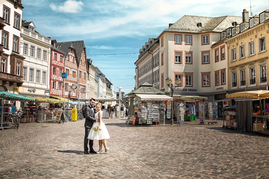 Hochzeitsfotograf Fotograf Trier Bitburg Luxemburg Eifel Brautpaar Bräutigam Blumen