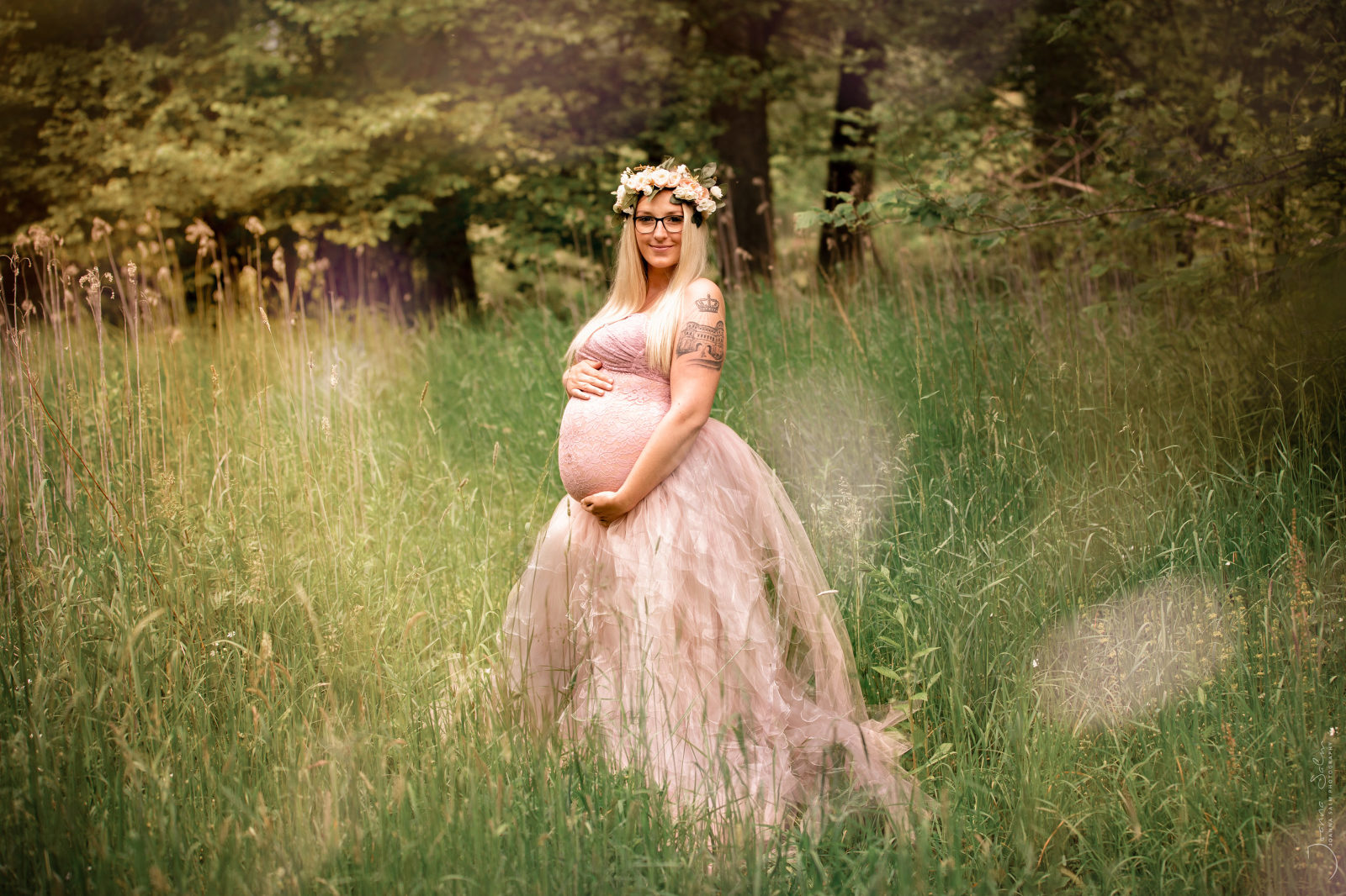 babybauch Fotoshooting rosa Kleid Wiese