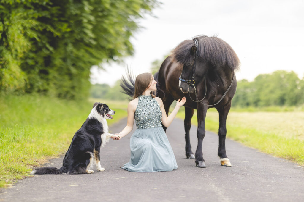 Frau kniet auf Landweg mit Islandpferd und Border Collie – Tierfotograf Trier Bitburg Luxemburg Zeeland