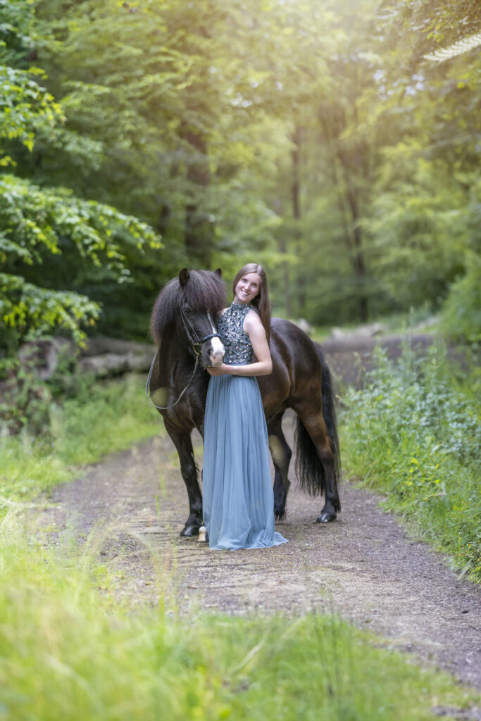 Reiterin im blauen Kleid mit Islandpferd im Wald – Pferdefotograf Trier Luxemburg Bitburg Zeeland