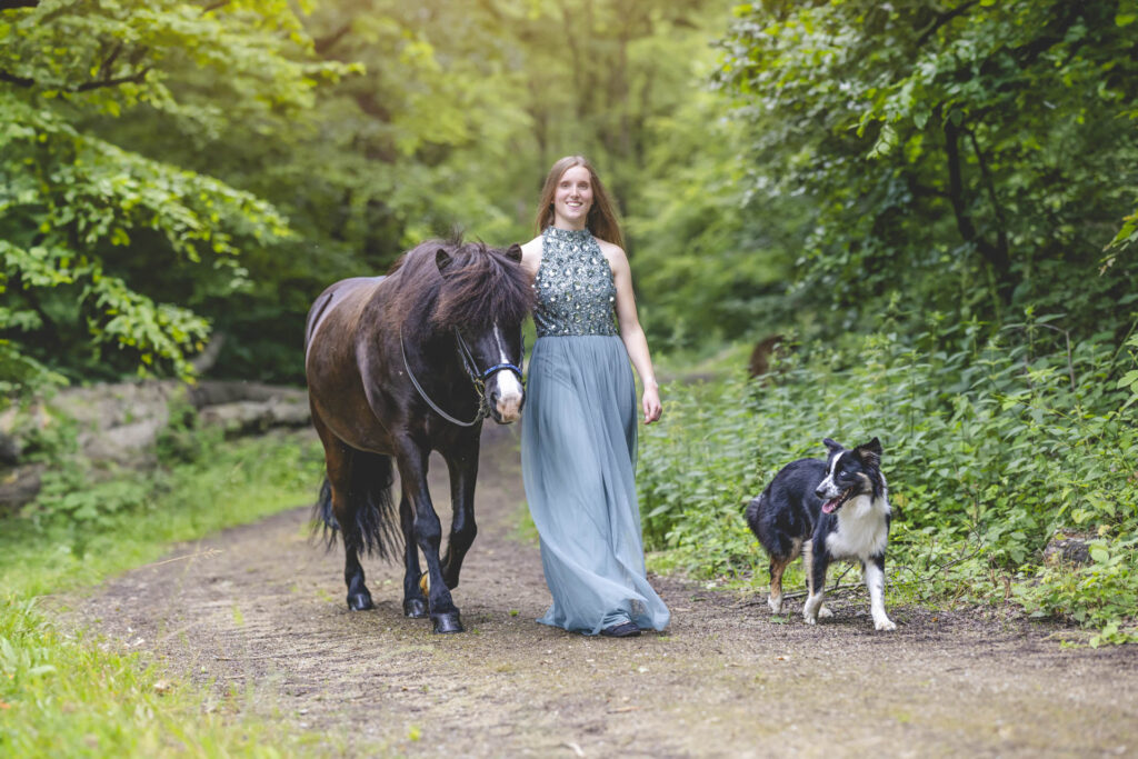 Ein tolle Pferdemädchen spaziert mit Isländer und Collie